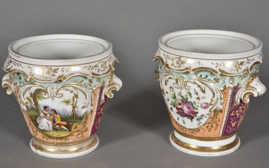 PARIS. Paire de cache pots en porcelaine ornés de volutes dorées en relief, décor polychrome...