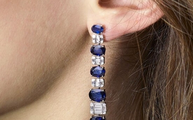 PENDANTS D'OREILLES SAPHIRS A sapphire, diamond and 18K white gold pair of ear pendants. Gross weight : 10,70 gr. (pierced ear syst...