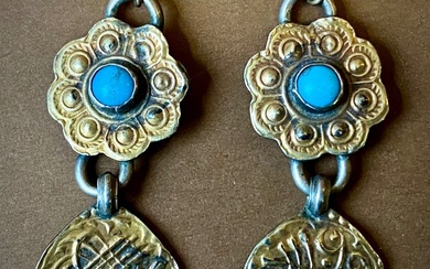 Pair of elegant earrings with epigraph scrolls - Gold, Silver gilt - Turkmenistan - Vintage and early 20th century