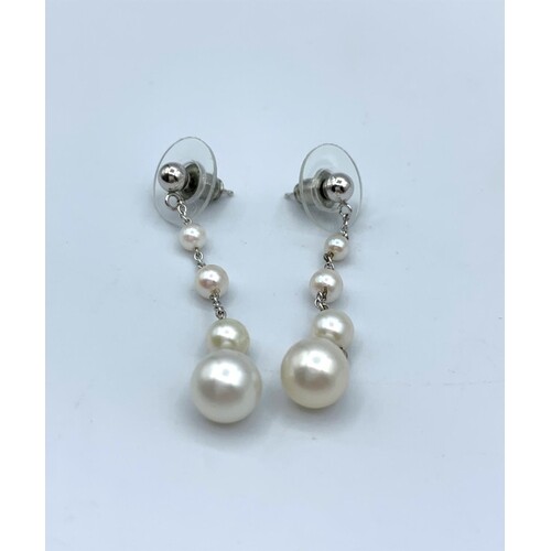 Pair of pearl drop earrings, weight 2.5g