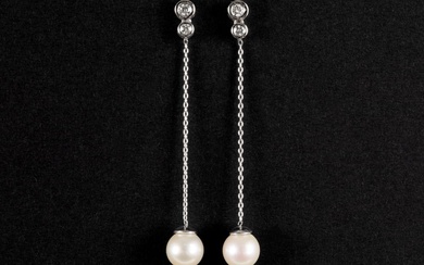 Paire de boucles d'oreilles assez longues en or blanc (18 carats), chacune avec une perle...