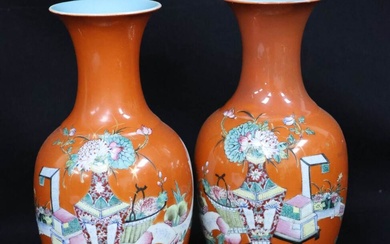 Paire de petits vases en porcelaine à fond orangé-rouge à décor de vases fleuris dans...
