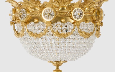 Plafonnier de style Louis XVI Bronze, doré et verre incolore. Corps en forme de dôme...