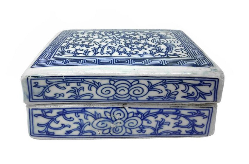 Porcelain box decorated in shades of blue. China. XX.