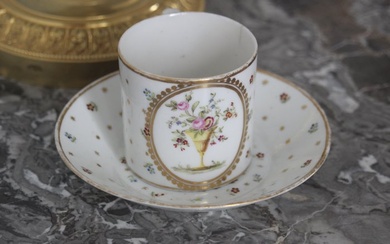 Porcelaine de Paris - Cup and saucer (2) - Tasse, sous-tasse porcelaine d'époque Louis XVI du duc d’Angoulême, aux barbeaux - Porcelain