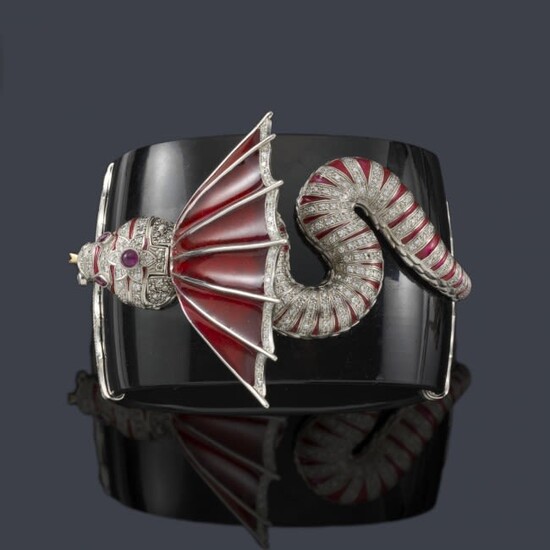 Pulsera rígida con motivo central en forma de Dragón alado con diamantes, rubíes y esmalte en montura de platino.