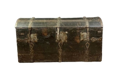 Rare domed Louis XIII trunk in natural wood with its original fittings - Wood - 17th century