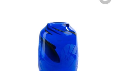 Régis et Gisèle FIEVET (France, nés en 1948 et 1951) Vase en verre soufflé bleu,...