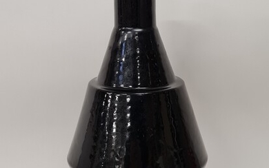 Robert LALLEMAND (1902-1954), Bouteille en faïence de forme toupie, décor émaillé noir, marque au-dessous, circa...