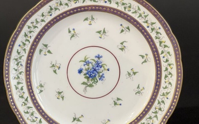 SÈVRES, XVIIIe siècle, 1786 Assiette en porcelaine tendre à décor polychrome au centre d'un bouquet...