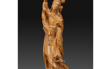 STATUETTE en bois finement sculpt, reprsentant une jeune femme tenant...
