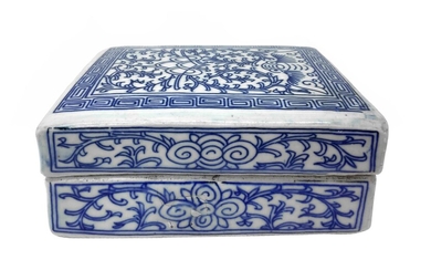 Scatola in porcellana decorata nei toni del blue. Cina, XX secolo. Cm 12 x 9...