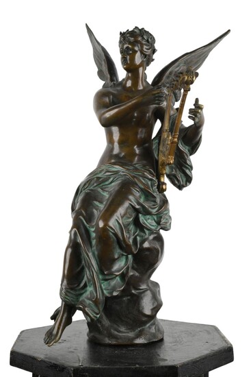Scultura, in bronzo patinato raffigurante una bellissima figura femminile alata che suona l arpa - 43 cm Bronzo (patinato) Francia Firmato