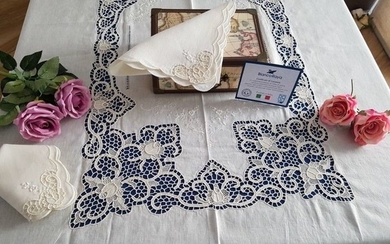 Spectacular 100% pure linen tablecloth for 12 with silk and Venice Burano embroidery, entirely handmade. Light ecru colour.