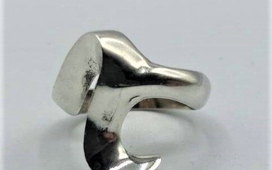Sterling Silver Vintage Sculptured Design Ring