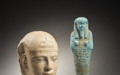 TÊTE EN CALCAIRE ET OUSHEBTI EN FAÏENCE Dans le style égyptienTête représentant le portrait d'un...
