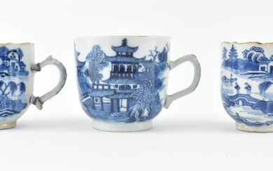 THREE 18/19TH CENTURY CHINESE BLUE AND WHITE CUPS 清 青花山水杯
