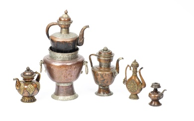 TIBET - Ensemble de cinq objets en cuivre, bronze et argent repoussé