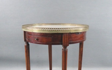 Table bouillotte en placage d'acajou de style Louis XVI, reposant sur 4 pieds fuselés à...