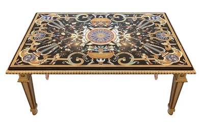 Table en bois laqué et doré Plan en marbre incrusté de motifs floraux, pieds troncopiramidaux....