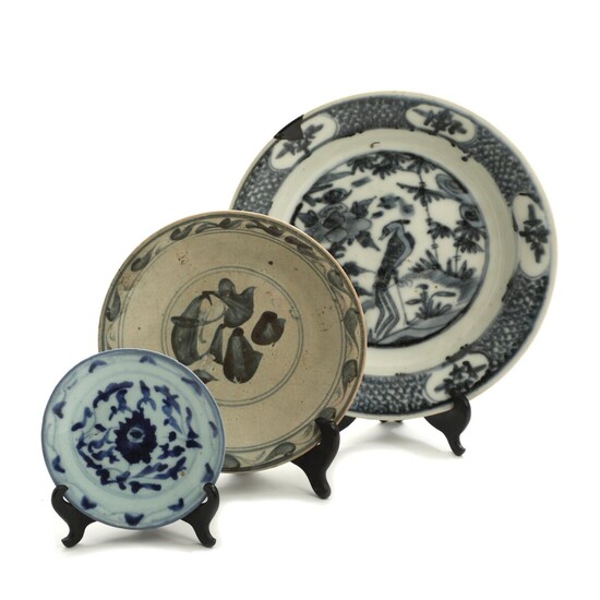 SOLD. Three porcelain dishes, decorated in blue. Southeast Asia. 19th-20th century. Diam. 14.5-28 cm. (3) – Bruun Rasmussen Auctioneers of Fine Art
