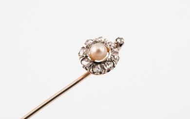Tie pin in yellow gold (750) and platinum (850) centered on a white cultured button pearl in a setting of rose-cut diamonds set with grain and claw.