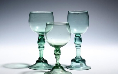 Trois verres à vin verts exportés vers 1760, les coupes sont d'un ton pâle et...