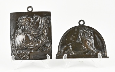 Two bronze wall plaques. Leo + scholar. 20th century. Size: approx. 20 - 21 cm....