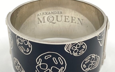 Une déclaration de mode : Un bracelet ALEXANDER McQUEEN en émail noir avec des coques....
