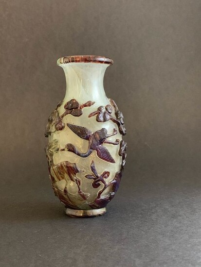 Vase (1) - Peking glass - Crane, Pine tree - A rare maroon overlay glass vase - China - 18th-19th century