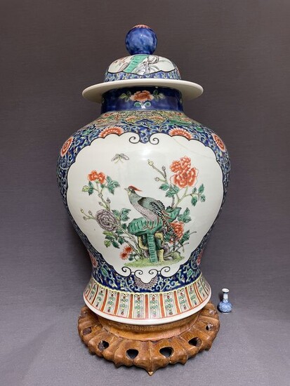 Vase - Porcelain - Chinese - Large baluster shape lidded vase - Pheasant on a table rock - Imperial quality - China - Qing Dynasty (1644-1912), 19th century