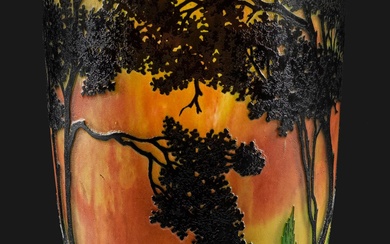 Vase décoratif monumental Art Nouveau avec paysage lacustre du soir de Daum Frères. Forme de...