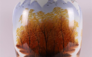Vase en porcelaine, Chine, 21e siècle. Décor polychrome de grues dans un paysage boisé et...