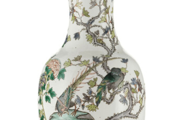 Vase en porcelaine famille verte, Chine, dynastie Qing, décor de fleurs, rochers et oiseaux, h. 45 cm