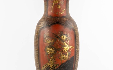 Vase en porcelaine japonaise, laqué rouge et or. Période Meij. Dimensions : (H:61 x D:27...
