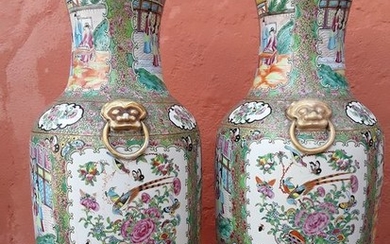 Vases (2) - Canton - Porcelain - flowers, characters, butterflies, - Gran pareja de jarrones de Canton ,don monturas de bronce dorado - China - 19th century