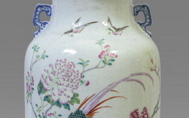 Vaso in porcellana, decorazione con uccelli e fiori, Cina inizi sec.XX h.cm.32...