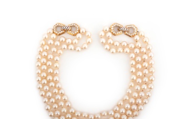 Vourakis, un collier de perles de culture et de diamants, conçu comme une double rangée...