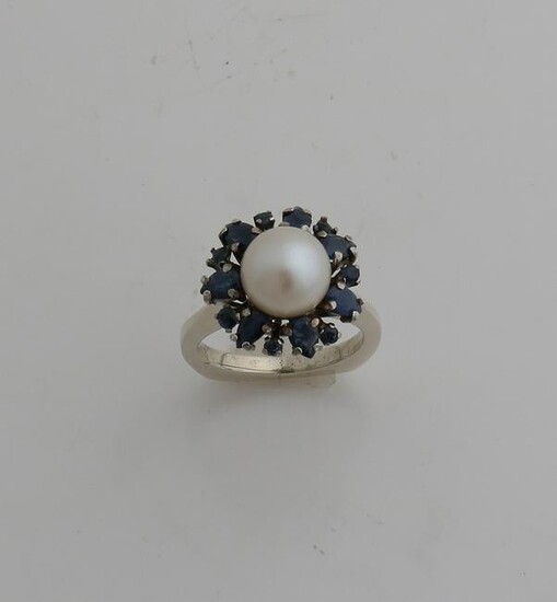 White gold ring, 585/000, with pearl and sapphire.