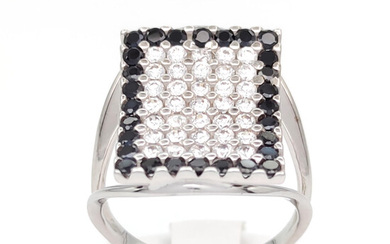 White gold ring with Onyx and Zircons