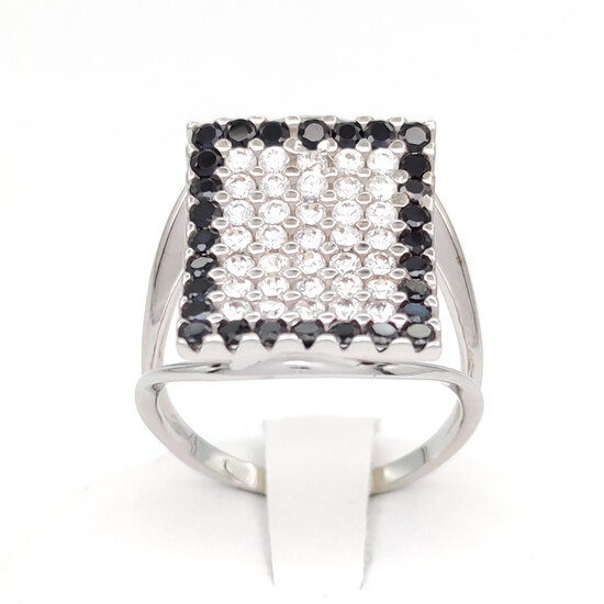 White gold ring with Onyx and Zircons