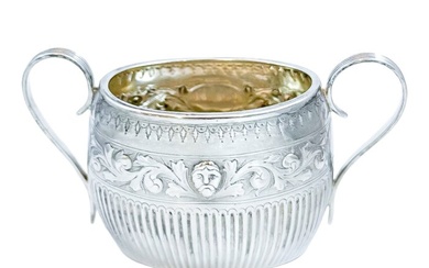 William Hutton & Sons (1880) Large repousse sugar bowl with Green Man and Lion crest motif - Sugar bowl (1) - .925 silver, Gilt, Gold-plated, Silver