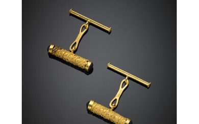 Yellow chiselled gold and cabochon blue stone bar cufflinks, g 6.03, length cm 2.5 circa. Marked 488 MI.Read more