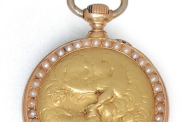 Yellow gold neck watch, round case, white enamelled dial with blue Arabic numerals. The reverse is decorated with two birds in repoussé in a half-pearl surround. Signed A. MOLLARD. Work from the end of the 19th century. P. Brut : 22,1 g.