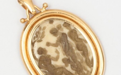 Yellow gold pendant with a bone engraving representing a mythological scene. Dimensions: 3,7 x 2,4cm. Gross weight : 4,2g.