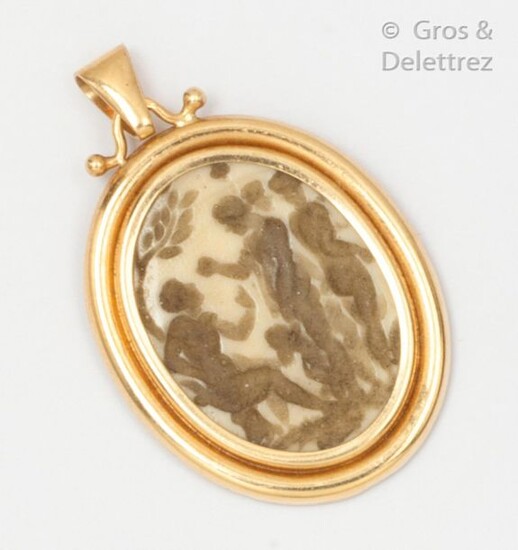 Yellow gold pendant with a bone engraving representing a mythological scene. Dimensions: 3,7 x 2,4cm. Gross weight : 4,2g.