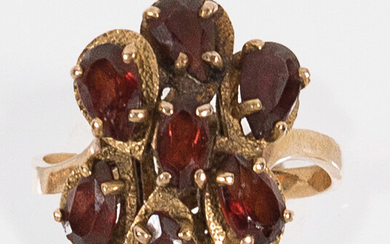 Yellow gold ring, decorated with garnets. Finger size: 58. Gross...