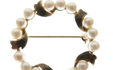 Yellow metal (9ct) and pearl wreath brooch