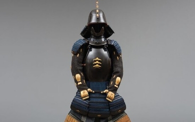 Yoroi - Lacquered metal - Samurai - Black lacquered suit-of-armour zunarikabuto-helmet, with a rare wooden flute maedate - Japan - Edo Period (1600-1868)