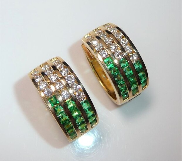 18 kt. Yellow gold - Earrings, 11.5 grams - 2.50 ct Emeralds, 1.0 ct. Diamonds / brilliant cut